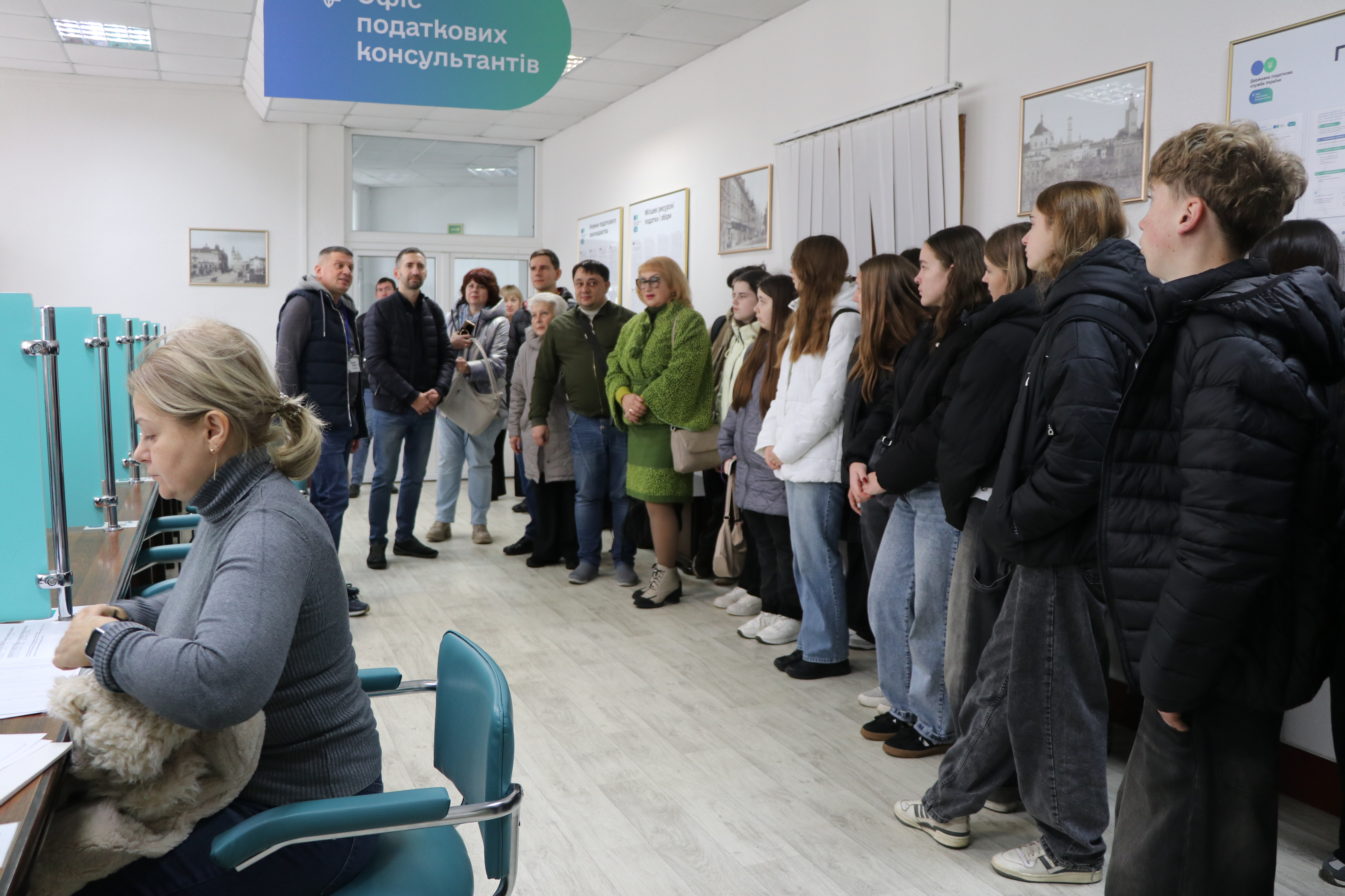 Студенти Львівського фахового коледжу харчової і переробної промисловості Національного університету харчових технологій відвідали податкову Львівщини . Фото № 4/3