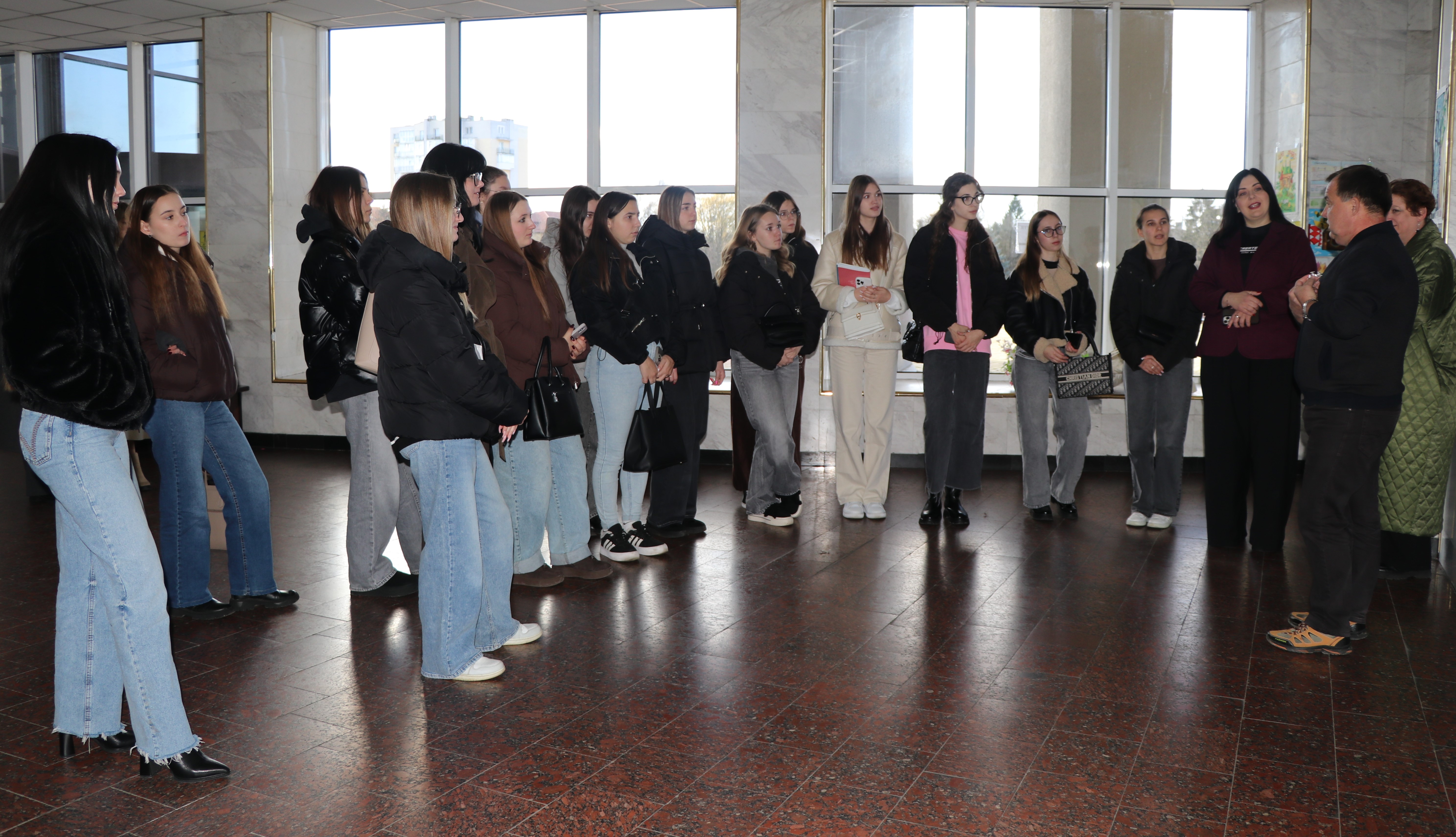 Діалог про податки, адміністративні послуги, діловодство: студенти Львівського торговельно-економічного університету побували у податковій Львівщини. Фото № 1/0