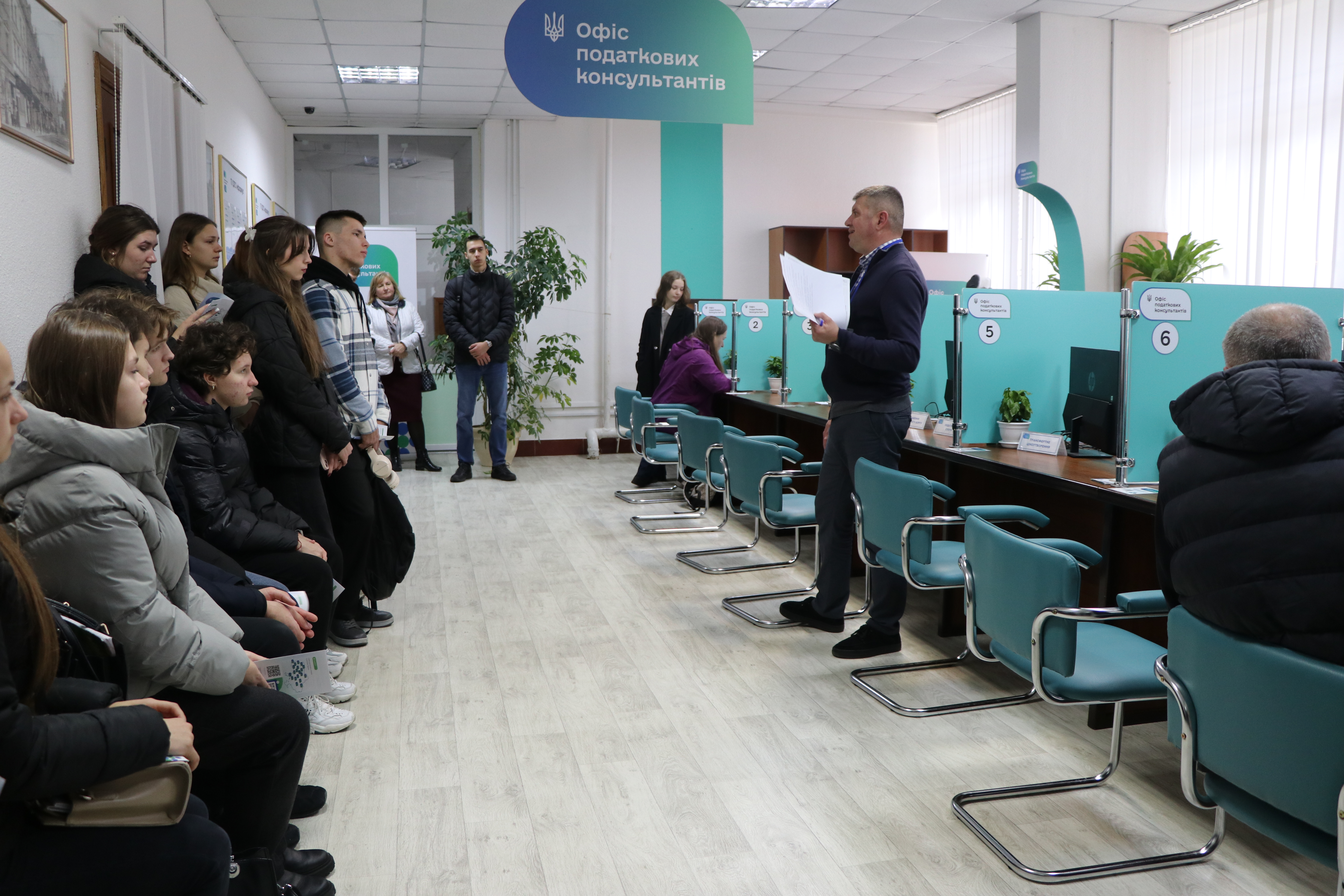 Студенти Львівського торговельно-економічного університету знайомилися з роботою податкової Львівщини . Фото № 6/5