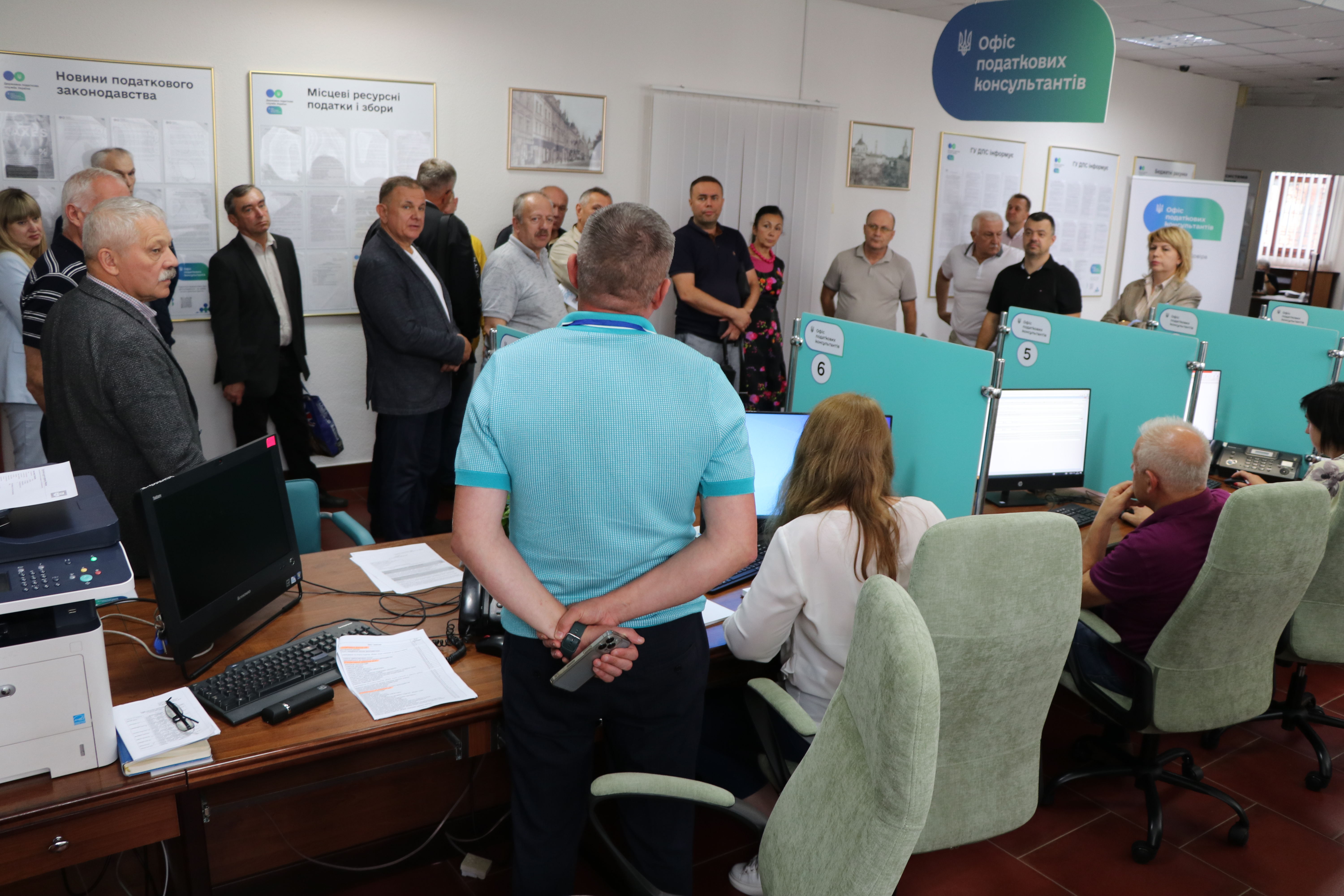 Членам Громадської ради презентовано новий сучасний сервіс - Офіс податкових консультантів, що нещодавно розпочав роботу у ГУ ДПС Львівщини. Фото № 7/6