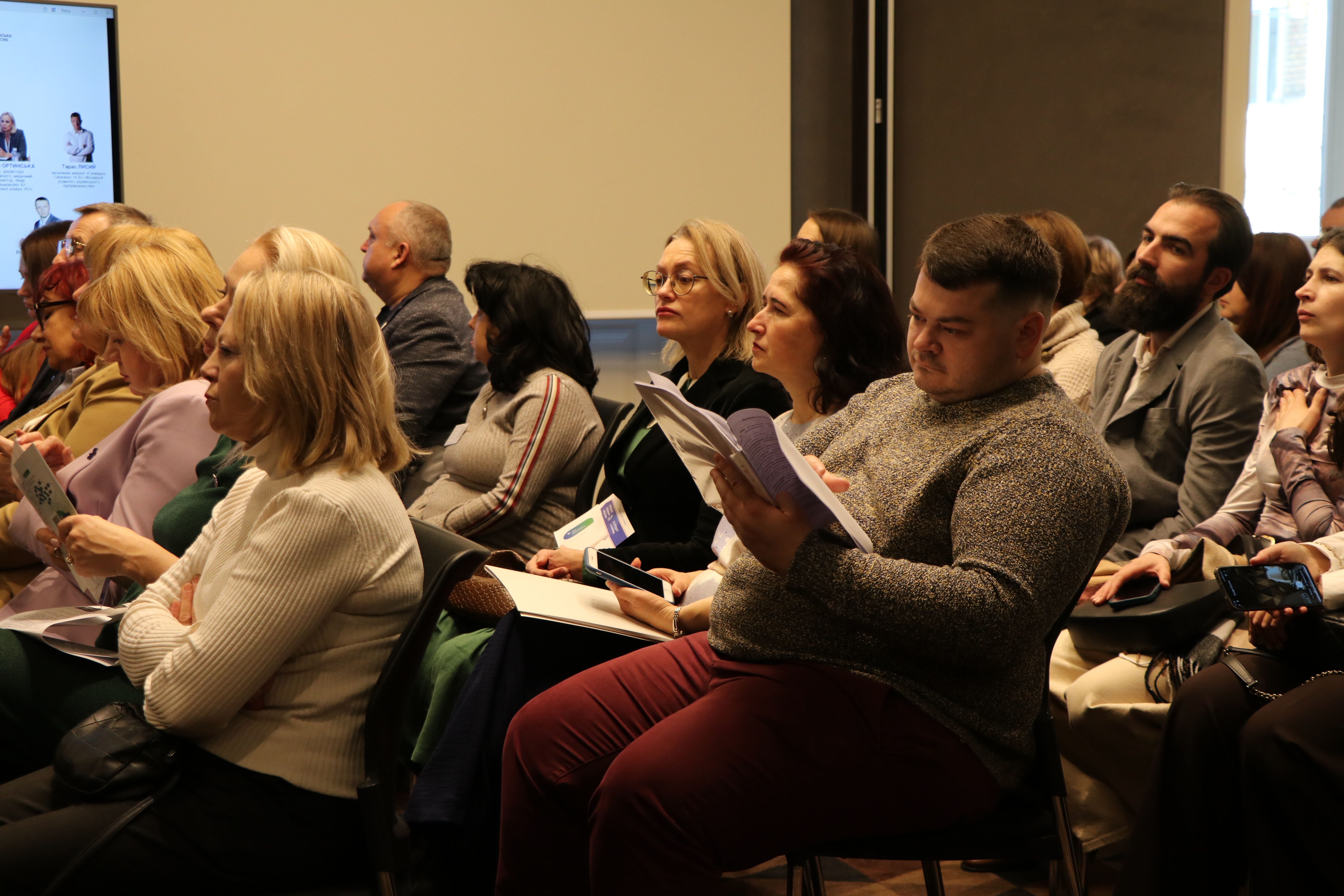 Податківці взяли участь у Форумі «Бізнес! Держава! Волонтери/ОГС». Фото № 8/7