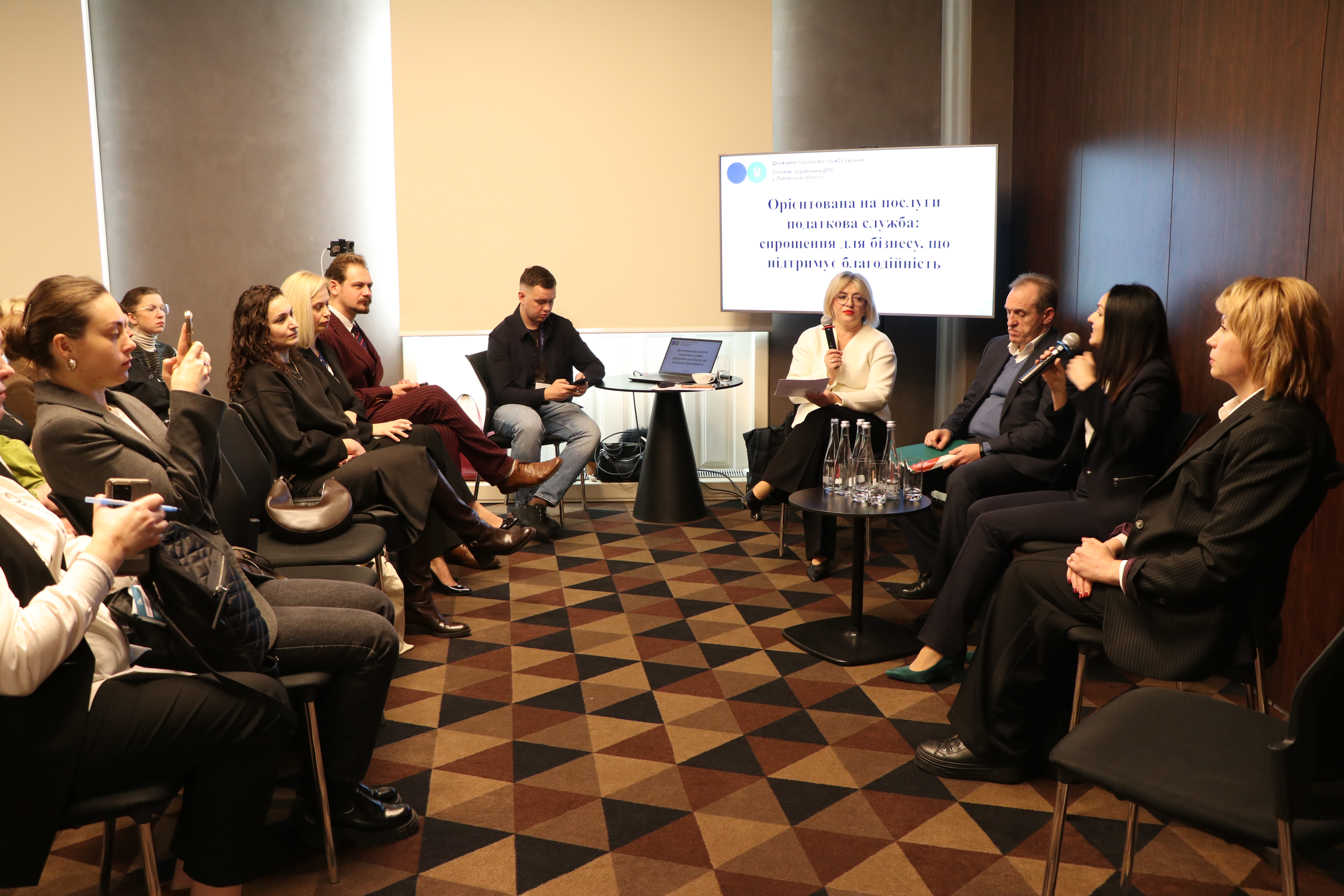 Податківці взяли участь у Форумі «Бізнес! Держава! Волонтери/ОГС». Фото № 11/10