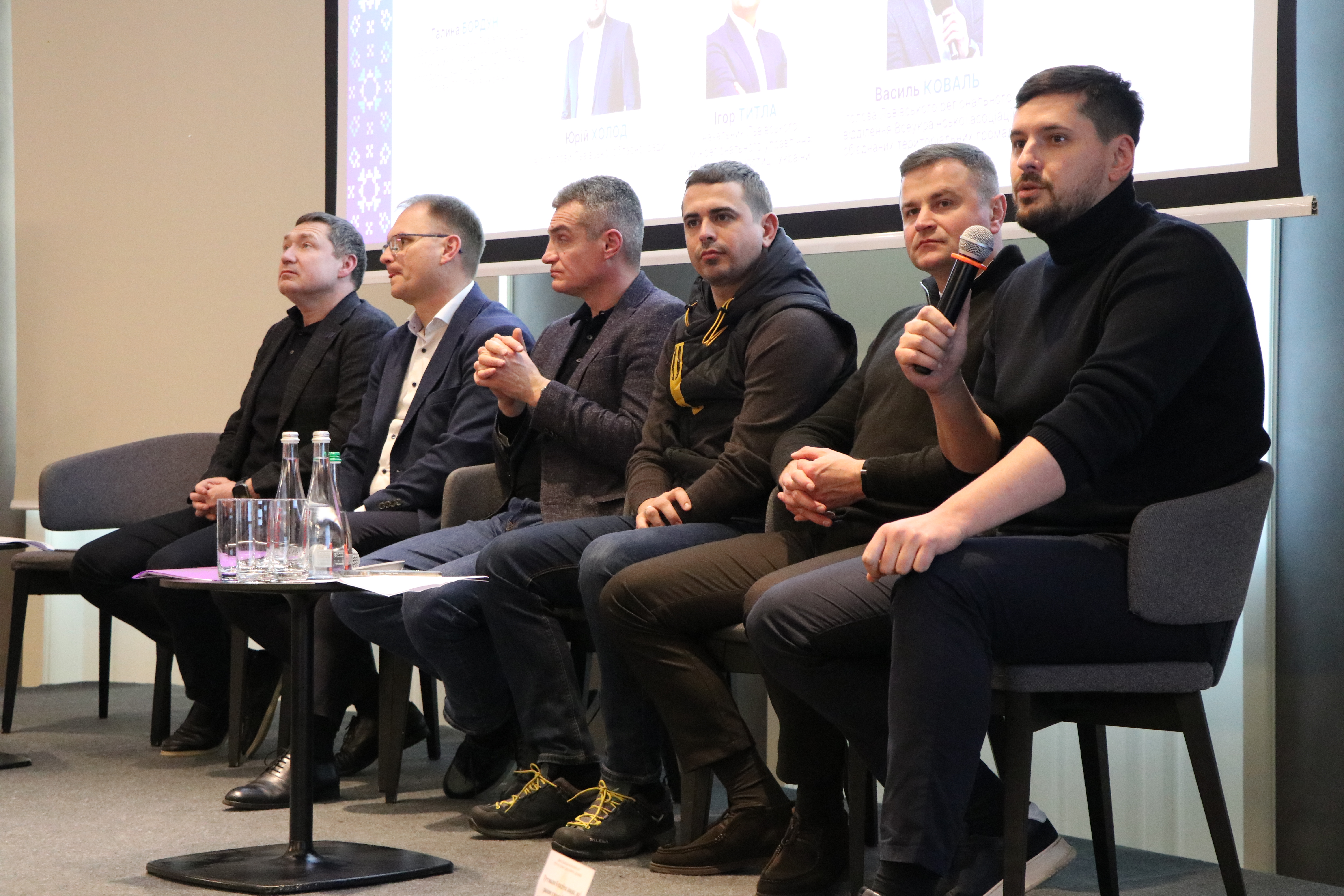 Податківці взяли участь у Форумі «Бізнес! Держава! Волонтери/ОГС». Фото № 13/12