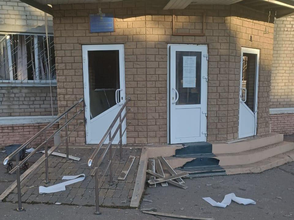 Внаслідок російського обстрілу пошкоджена будівля податкової інспекції у Краматорську. Фото № 1/0
