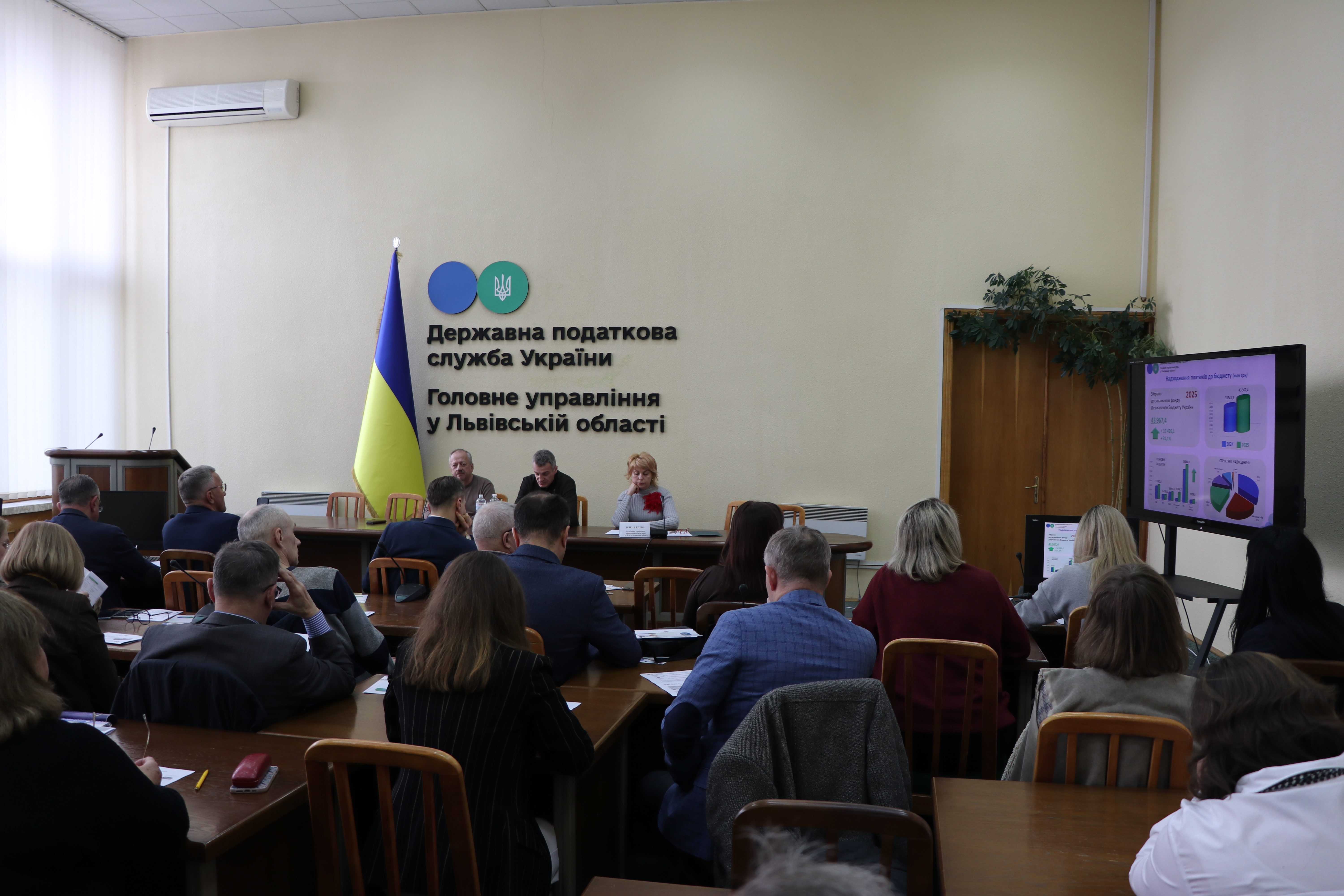 На засіданні Громадської ради начальник ГУ ДПС у Львівській області Микола Никитюк озвучив Публічний звіт про результати діяльності  служби у 2025 році. Фото № 4/3