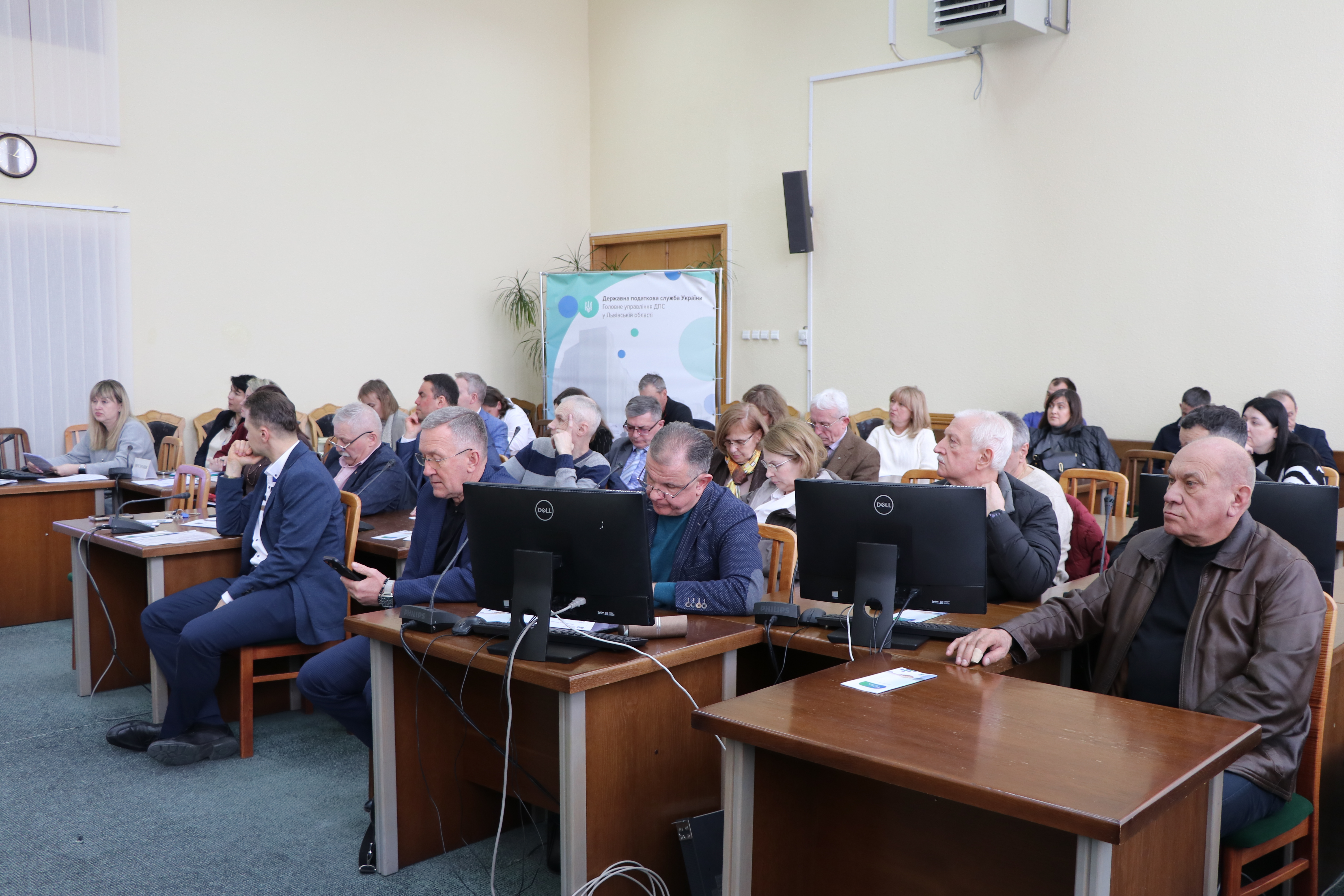 На засіданні Громадської ради начальник ГУ ДПС у Львівській області Микола Никитюк озвучив Публічний звіт про результати діяльності  служби у 2025 році. Фото № 9/8