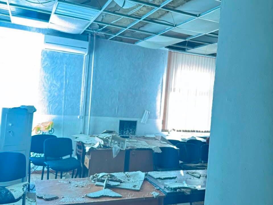Через ворожу атаку пошкоджено будівлю Головного управління ДПС у Херсонській області. Фото № 5/4