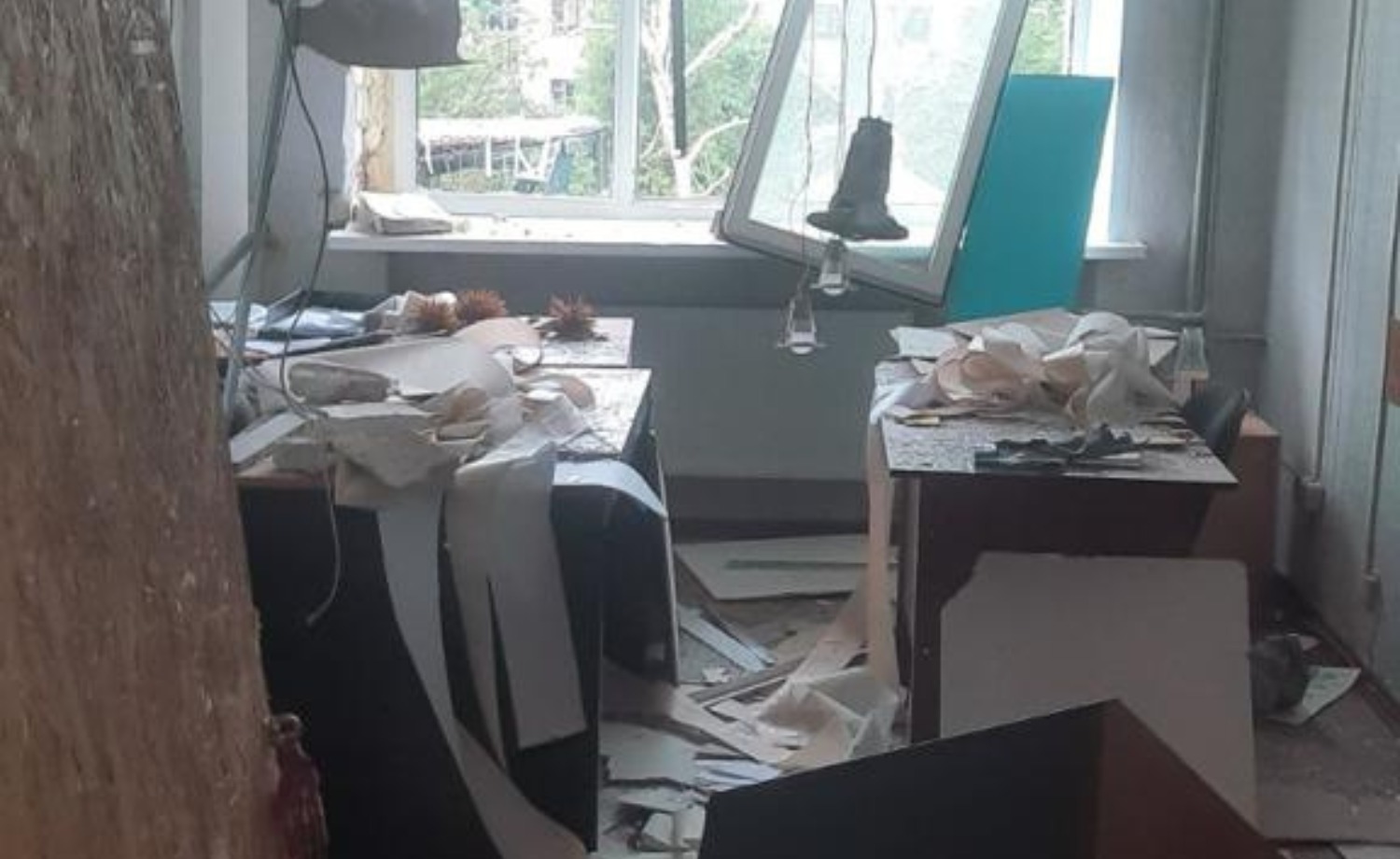 Внаслідок обстрілу Харківщини в Ізюмі пошкоджено будівлю податкової та поранено працівницю. Фото № 1/0