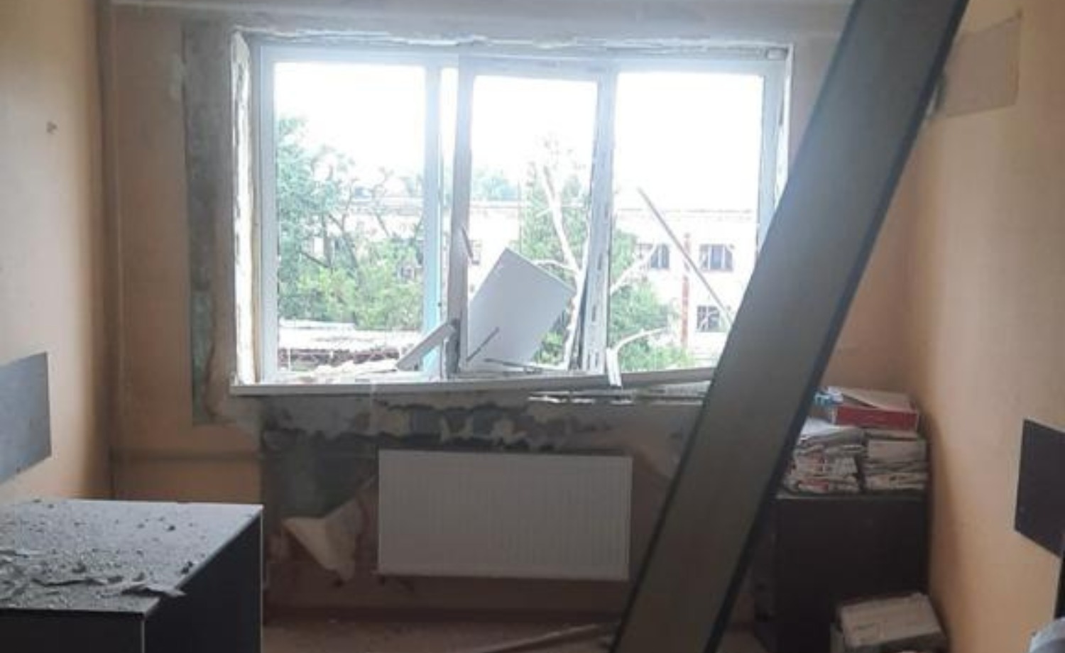 Внаслідок обстрілу Харківщини в Ізюмі пошкоджено будівлю податкової та поранено працівницю. Фото № 2/1